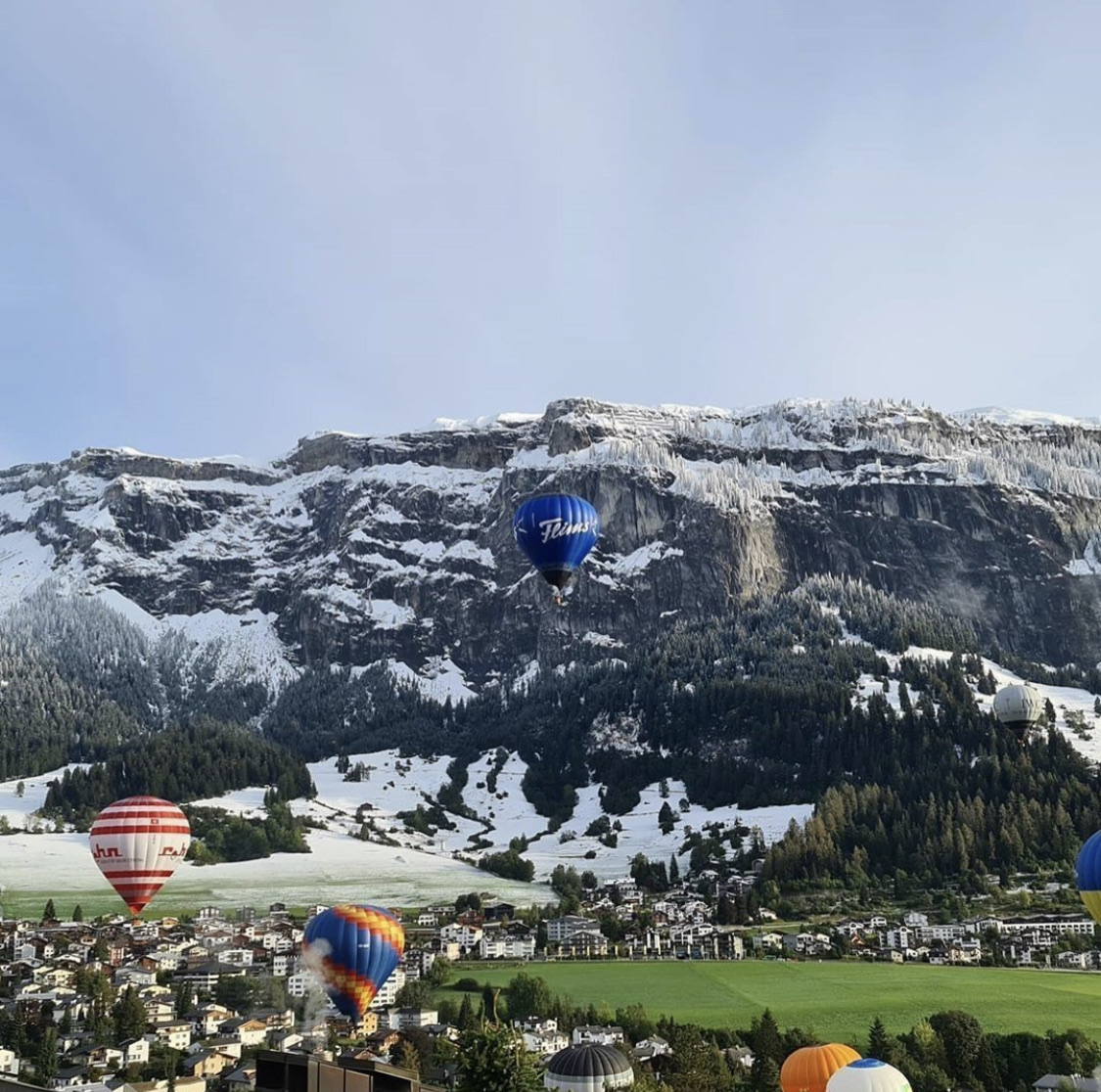 Heissluftballons über Flims mit Bergpanorama