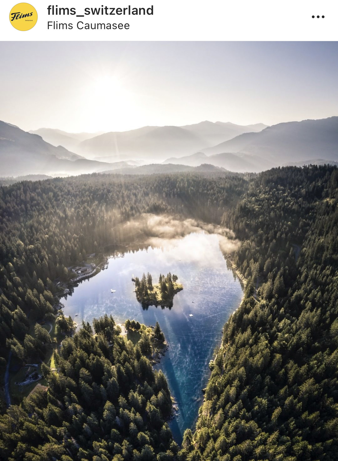Caumasee von oben — der berühmte türkisfarbene Bergsee